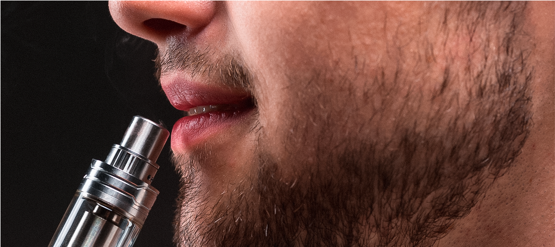 Homem utilizando cigarro eletrônico vape